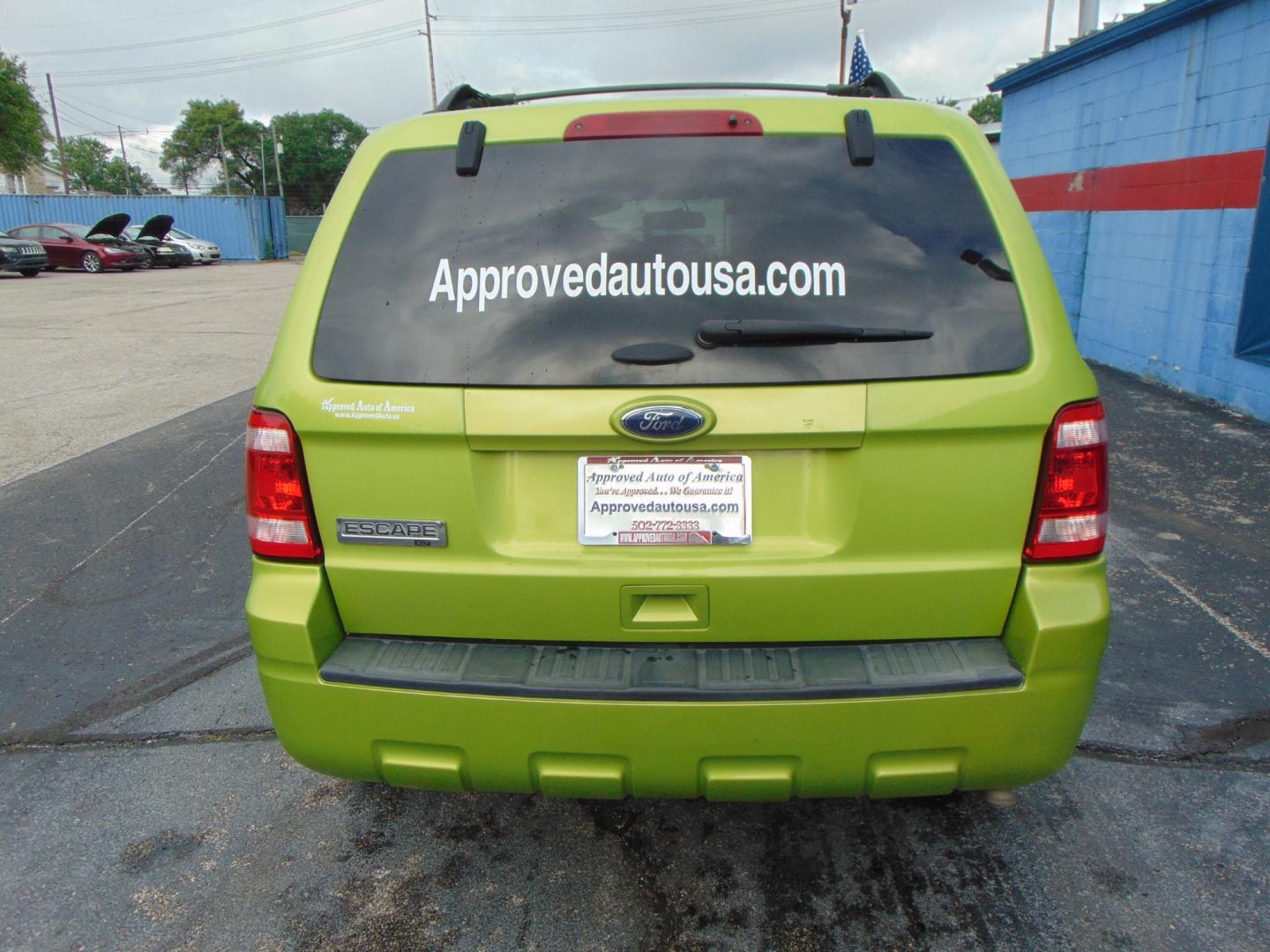 2012 Green Ford Escape (1FMCU0D77CK) with an 4-Cyl 2.5 Liter engine, Automatic, 6-Spd transmission, located at 2105 Dixie Hwy, Louisville, KY, 40210, (502) 772-3333, 38.220932, -85.795441 - Photo#7